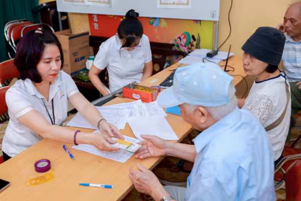 Thủ tướng Chính phủ yêu cầu nghiên cứu nâng mức hỗ trợ BHYT cho người nghèo