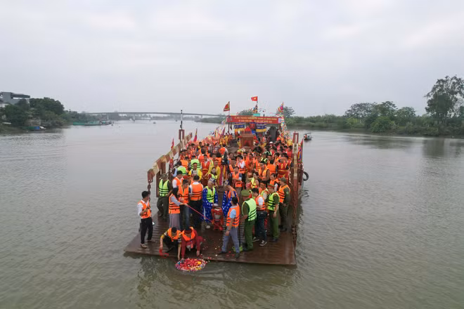 Hàng nghìn du khách nô nức khai hội đền Tranh