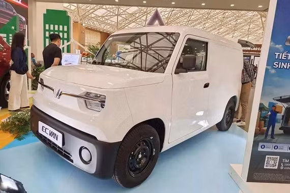 Tận mục xe điện chở hàng VinFast EC Van cửa lùa, chỉ 325 triệu đồng
