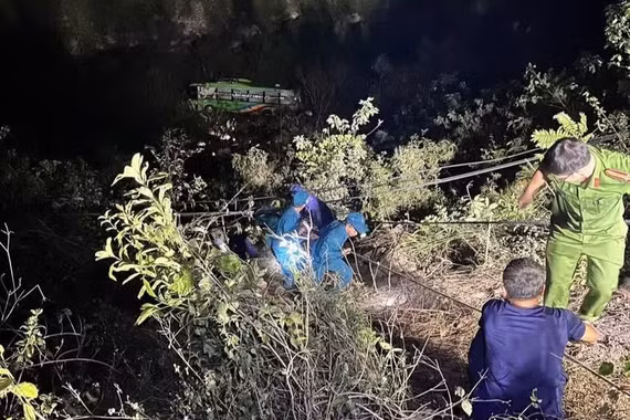 Xe khách lao xuống vực sâu sau va chạm với xe ben tại Gia Lai