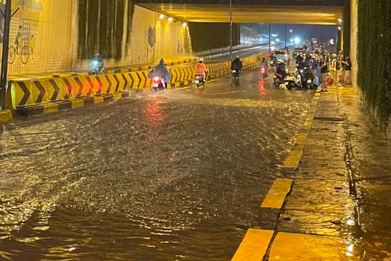 Mưa lớn gây ngập úng và ùn tắc tại Hà Nội sau nhiều ngày nắng nóng