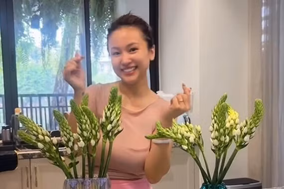 Biệt thự 200m2 tràn đầy sắc hoa của Vân Hugo 