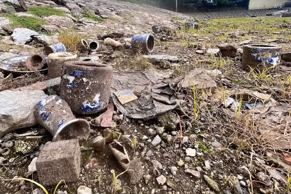 Vứt bỏ đồ thờ cúng xuống hồ gây ô nhiễm môi trường và phản cảm