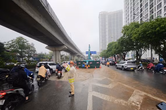 CSGT Hà Nội chủ động phân luồng tại các khu vực thi công chống ngập Thủ đô