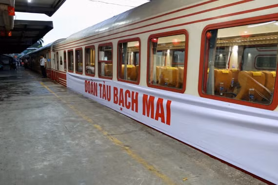 Chuyến tàu đặc biệt giúp y bác sĩ Bệnh viện Bạch Mai di chuyển dễ dàng hơn