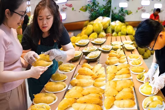 Buffet sầu riêng không giới hạn gây sốt tại TP HCM với gần 400 khách