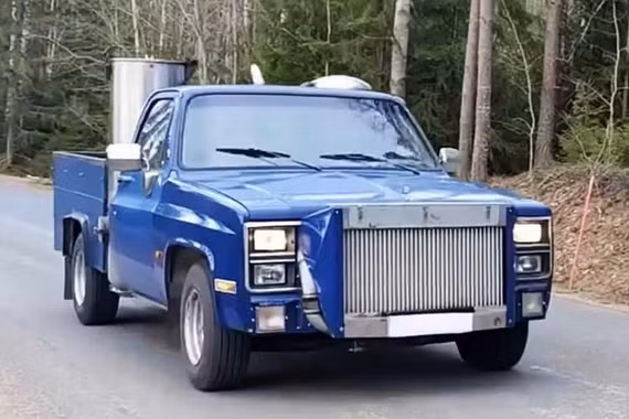 Xe bán tải Chevrolet V8 chạy bằng củi có thể chạy được tới hơn 100.000 km