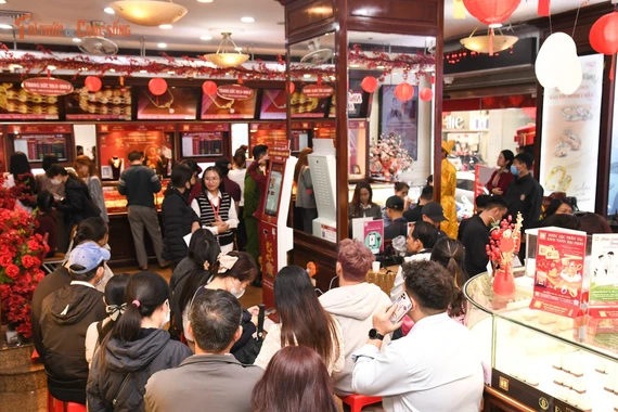 Người dân xếp hàng mua vàng dịp vía Thần Tài cầu may