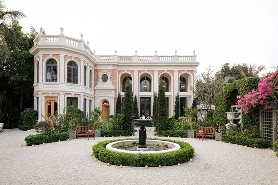 Cặn cảnh biệt thự triệu đô của NTK Thái Công tại TP HCM