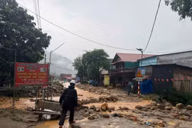 Lào Cai: Mưa lớn gây lũ quét, đất đá tràn xuống khu dân cư 