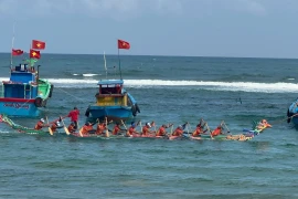 Rộn ràng đua thuyền khai xuân ở làng biển Phước Thiện
