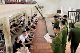 Lá phiếu sau song sắt... quyền bầu cử đặc biệt 