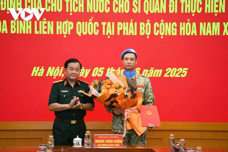 Thượng tướng Hoàng Xuân Chiến trao quyết định của Chủ tịch nước cho Thiếu tá Trần Viết Cường