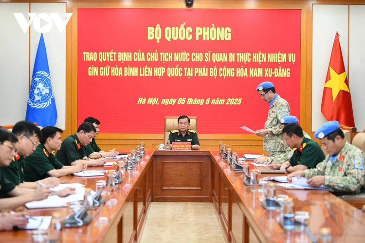 Thiếu tướng Phạm Mạnh Thắng, Cục trưởng Cục Gìn giữ hòa bình Việt Nam đọc báo cáo công tác chuẩn bị