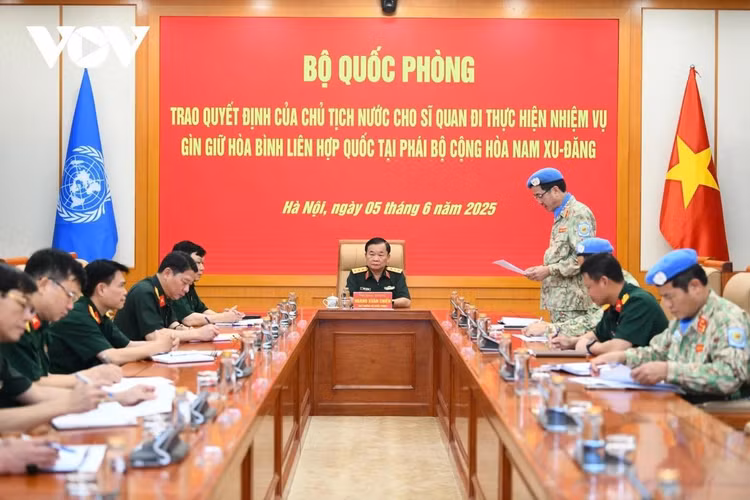 Thiếu tướng Phạm Mạnh Thắng, Cục trưởng Cục Gìn giữ hòa bình Việt Nam đọc báo cáo công tác chuẩn bị