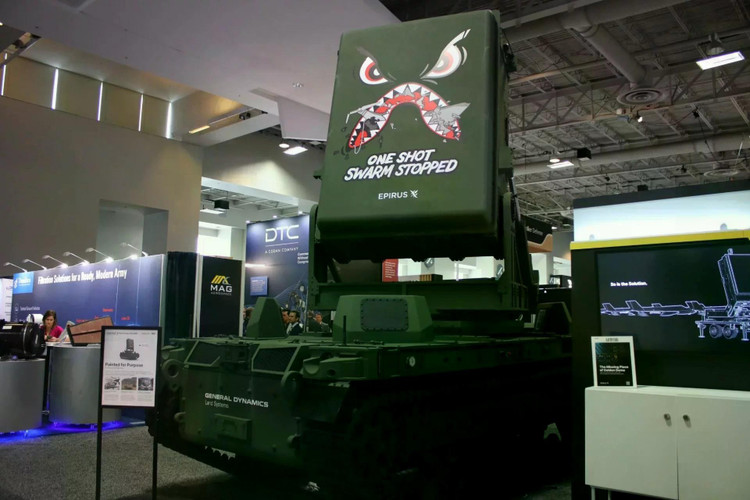 Hệ thống chống UAV bằng robot tự hành Leonidas, kết hợp công nghệ vi sóng công suất cao Leonidas của Epirus với phương tiện bánh xích không người lái TRX của General Dynamics Land Systems, được trưng bày tại AUSA 2025 (Nguồn ảnh: Army Recognition).