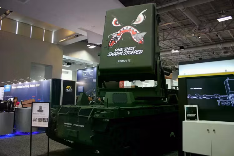 Hệ thống chống UAV bằng robot tự hành Leonidas, kết hợp công nghệ vi sóng công suất cao Leonidas của Epirus với phương tiện bánh xích không người lái TRX của General Dynamics Land Systems, được trưng bày tại AUSA 2025 (Nguồn ảnh: Army Recognition).