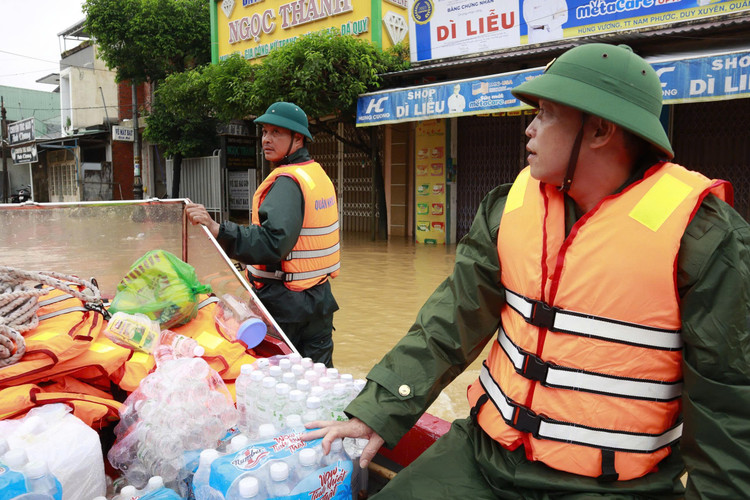 다낭시 군사사령부는 홍수 피해 지역 주민들에게 식량과 필수품을 지원합니다. z7173793243218-78cea21a020f40b2c57d60eebcdb7f47.jpg
