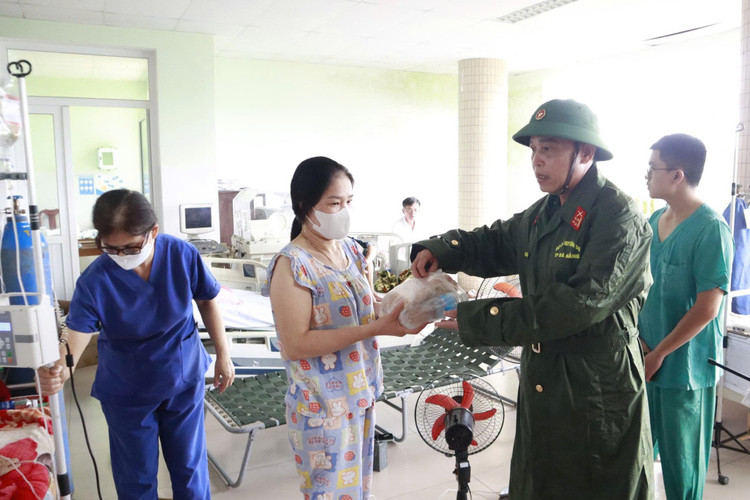다낭시 군사사령부 사령관인 쩐 후 이치 대령이 두이쑤옌 종합병원의 의료진, 의사, 환자 및 그 가족들을 방문하여 격려했습니다. z7173793273542-aeead7c6a84c87a7b28fb0480215f38a.jpg