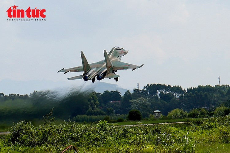 Lần đầu tiên Không quân Việt Nam triển khai kế hoạch bay biểu diễn với đội hình biên đội 5 chiếc Su-30MK2, thử thách này đòi hỏi sự hiệp đồng chính xác giữa các phi công.