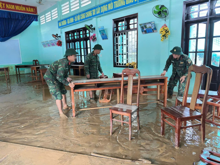 경찰관과 군인들이 다낭시의 학교에서 환경 위생 관리를 실시하고 있다. z7173469808424-2024fde9ba4386cf20297edecf28a7e6.jpg