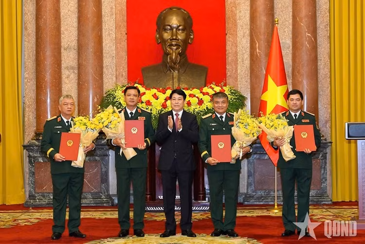 Chủ tịch nước trao Quyết định thăng quân hàm Thượng tướng đối với đồng chí Nguyễn Hồng Thái; Nguyễn Văn Hiền; Nguyễn Trường Thắng; Nguyễn Quang Ngọc.