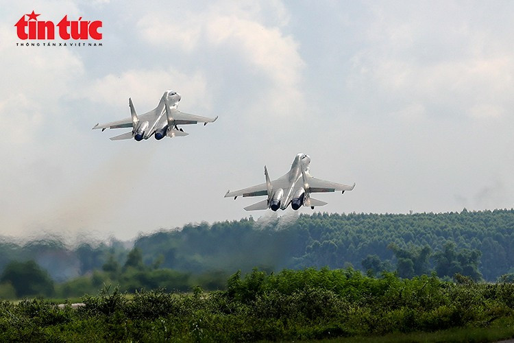 Những “cánh bay thép” SU-30MK2 kiêu hãnh trên bầu trời, góp phần làm nên khí thế hào hùng trong ngày hội lớn của đất nước.