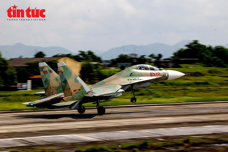 Su-30MK2 là máy bay chiến đấu hiện đại nhất của quân đội Việt Nam, được vào biên chế từ tháng 12/2006.