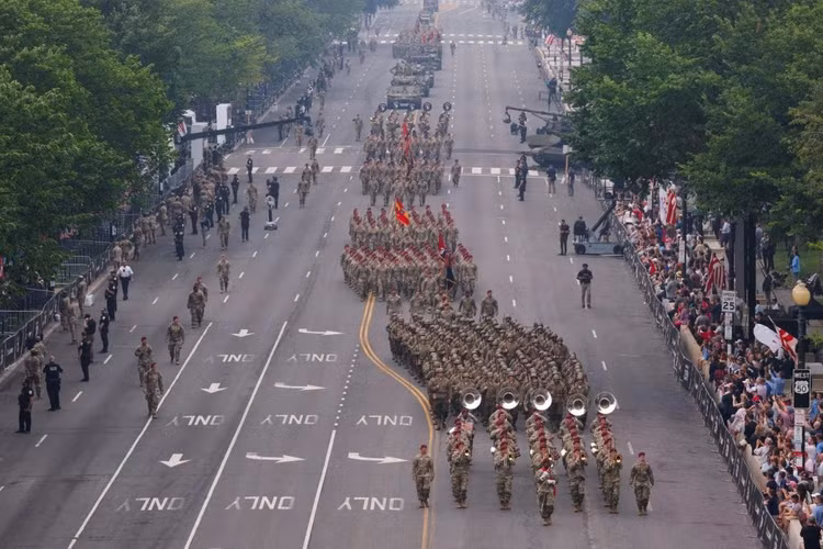 Lễ duyệt binh nhân 250 năm thành lập lục quân Mỹ có sự tham gia của 6.600 binh sĩ và 200 khí tài.