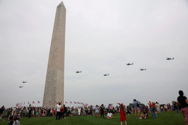 Đội hình trực thăng bay qua Tượng đài Washington trong sự chứng kiến của đông đảo người dân.