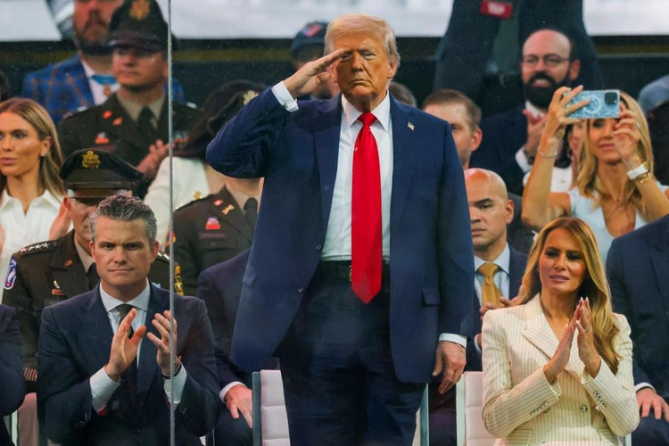 Tổng thống Mỹ Donald Trump chào kiểu nhà binh khi đoàn duyệt binh đi qua.