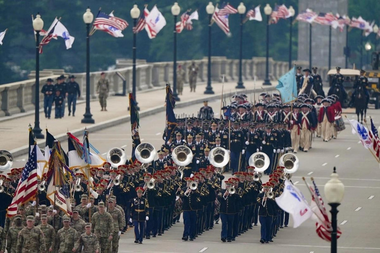 Đội hình quân nhạc Mỹ. Cuộc duyệt binh diễn ra trong bối cảnh xung đột Iran-Israel đang nóng bóng cộng với các cuộc biểu tình chống trục xuất người nhập cư lan rộng trên khắp nước Mỹ.