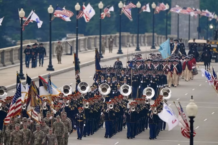 Đội hình quân nhạc Mỹ. Cuộc duyệt binh diễn ra trong bối cảnh xung đột Iran-Israel đang nóng bóng cộng với các cuộc biểu tình chống trục xuất người nhập cư lan rộng trên khắp nước Mỹ.