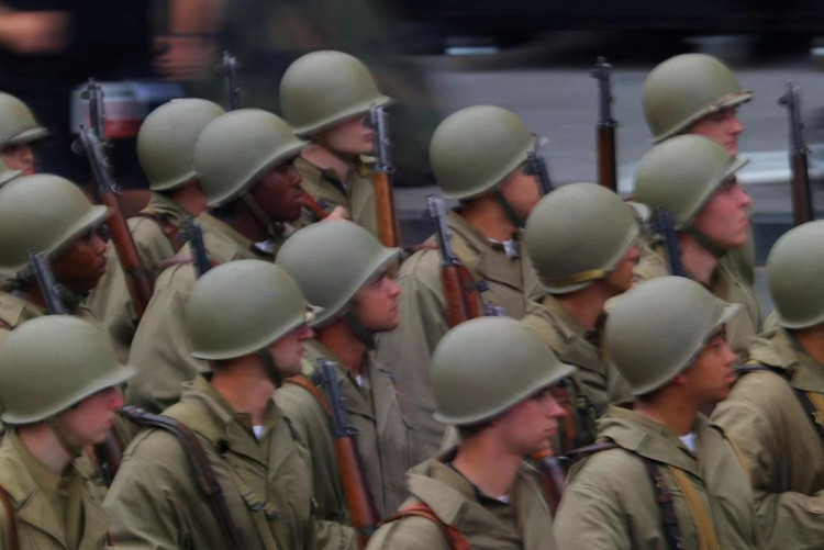 Các binh sỹ lục quân Mỹ trong trang phục thời thế chiến.