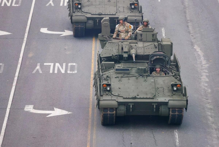 Khí tài xuất hiện tại lễ duyệt binh gồm những thiết bị đời cũ như xe tăng M4 Sherman trong Thế chiến II, các vũ khí hiện đại như xe tăng chủ lực M1A2 Abrams, thiết giáp M2A3 Bradley, pháo tự hành M109A7 Paladin, pháo phản lực HIMARS và chó robot.