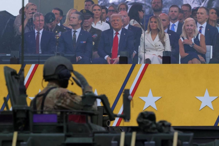 Một binh sỹ chào Tổng thống và phu nhân khi đi qua lễ đài.