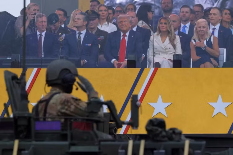 Một binh sỹ chào Tổng thống và phu nhân khi đi qua lễ đài.