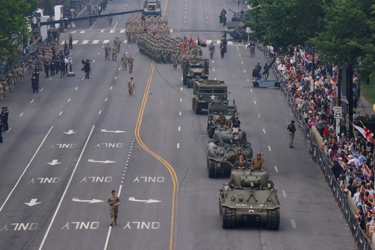 Đội hình duyệt binh được chia thành các khối đại diện cho từng giai đoạn khác nhau trong lịch sử 250 năm của lục quân Mỹ, cũng như thời hiện tại và tương lai.