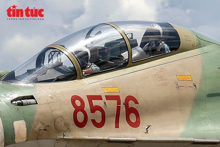 Những chiếc SU-30MK2 của Không quân Việt Nam chuẩn bị cất cánh trên đường băng trong buổi huấn luyện sáng sớm.