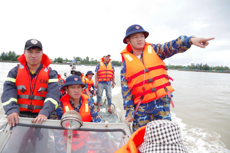 ພະນັກງານ, ນັກຮົບກອງພົນ 172, ພ້ອມດ້ວຍກຳລັງອື່ນໆ, ຄົ້ນຫາຜູ້ປະສົບໄພນໍ້າຖ້ວມ ແລະ ຫາຍສາບສູນພາຍຫຼັງຝົນຕົກຫຼາຍວັນ ແລະ ນໍ້າໄຫຼຖ້ວມຢູ່ເມືອງ ຮ່ວາຍໄຕ, ນະຄອນ ດ່າໜັງ. ພາບ: ທະຫານເຮືອເຂດ 3. z7174984347502-85868ee82ffa1f4d979f2ea51b6621e6.jpg