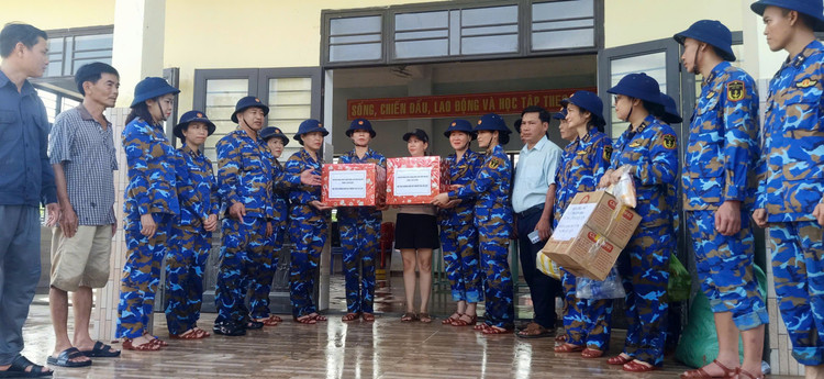 ສະຫະພັນແມ່ຍິງບັນດາຫົວໜ່ວຍມອບຂອງຂວັນໃຫ້ບັນດາຄອບຄົວທຸກຍາກຢູ່ຕາແສງ ຮ່ວາທຽນ, ນະຄອນ ດ່າໜັງ. ພາບ: ກອງທັບເຮືອເຂດ 3. z7174985990963-4210271db187365995464a20ddc28e17.jpg