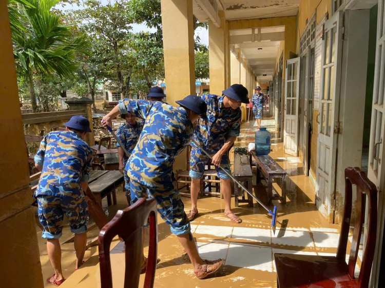 ພະນັກງານ, ນັກຮົບສູນເຕັກນິກການທະຫານ ຊ່ວຍເຫຼືອໂຮງຮຽນປະຖົມ ລີ ເທືອງກຽດ, ຫວ້າວຊວນ, ສະອາດ ໂຕະ, ຕັ່ງ. ພາບ: ກອງທັບເຮືອເຂດ 3. z7174978795231-a82d09e54bd725525f168160219b16a8.jpg