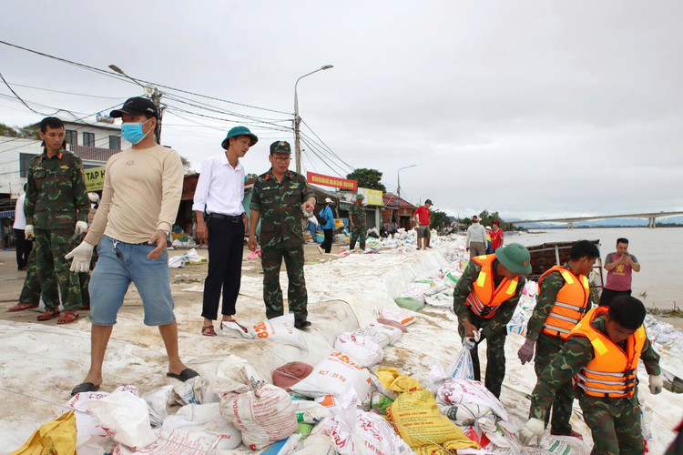 Förstärkning av armeringen vid An Luong-vallen (Duy Nghia kommun, Da Nang stad). Foto: Försvarsministeriet. z7191471874995-252e51b95083a891ba087188410709cc.jpg