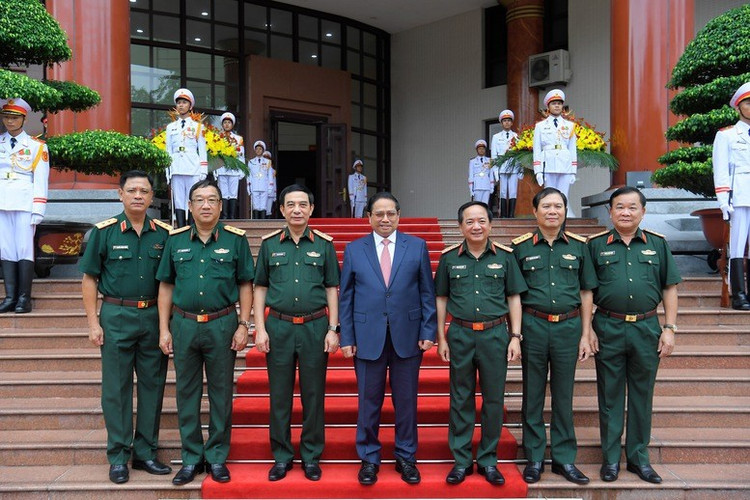 Thủ tướng và các đồng chí lãnh đạo Bộ Quốc phòng. Ảnh: VGP/Nhật Bắc