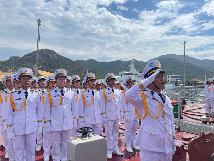 Lực lượng Hải quân thực hiện nghi thức luyện tập trên biển.