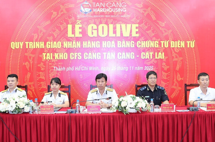 Delegáti účastnící se ceremoniálu. Foto: Vietnam Navy Newspaper. a2.jpg