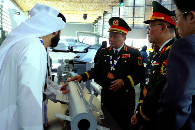 Generallöjtnant Hoang Xuan Chien och en delegation från det vietnamesiska försvarsministeriet besökte utställningen. doan-viet-nam-5.jpg