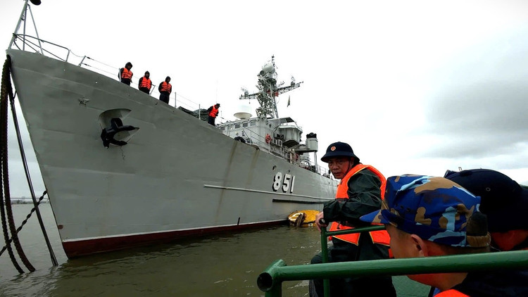 Cán bộ, chiến sĩ các đơn vị Vùng 3 Hải quân triển khai phương án phòng chống bão, bảo đảm an toàn tàu, thuyền.