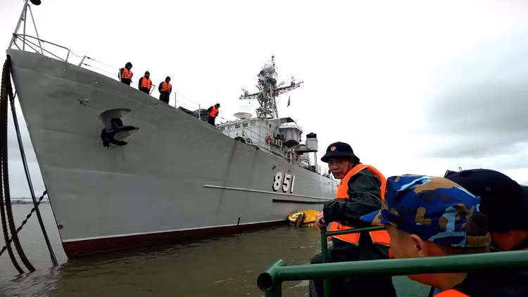 Cán bộ, chiến sĩ các đơn vị Vùng 3 Hải quân triển khai phương án phòng chống bão, bảo đảm an toàn tàu, thuyền.