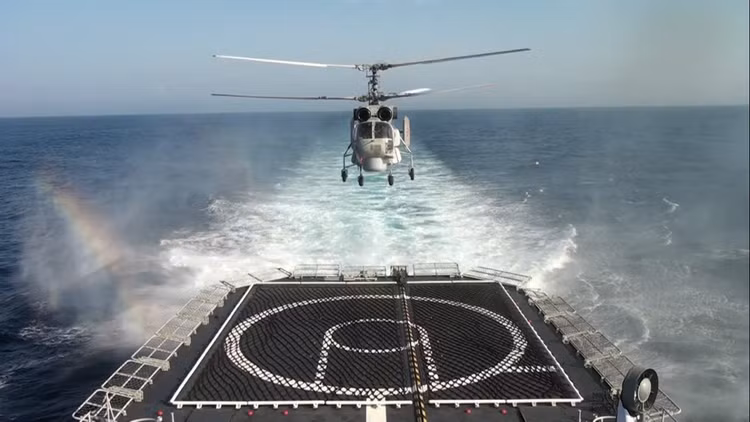 Lực lượng Không quân Hải quân luyện tập cất hạ cánh trên tàu biển khi tham gia diễu binh, diễu hành trên biển.